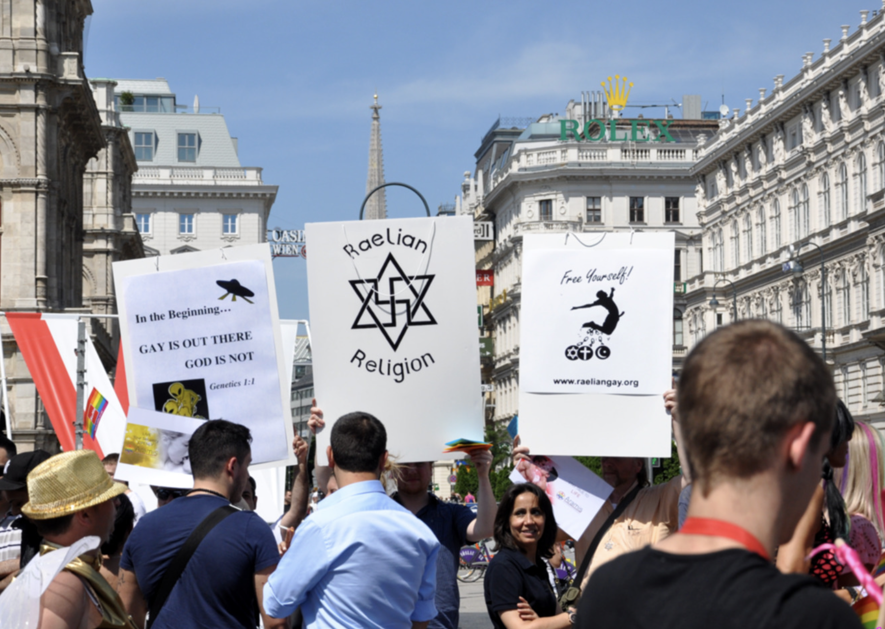  https://upload.wikimedia.org/wikipedia/commons/b/b9/Regenbogenparade_2013_Wien_%28106%29_%289049171467%29.jpg 